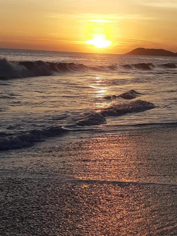 Casa Em Frente A Praia De Jacone ซากวาเรมา ภายนอก รูปภาพ